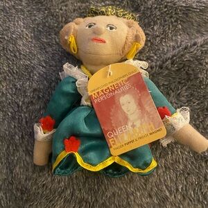 Queen Elizabeth Finger Puppet Magnet - The Unemployed Philosophers Guild England